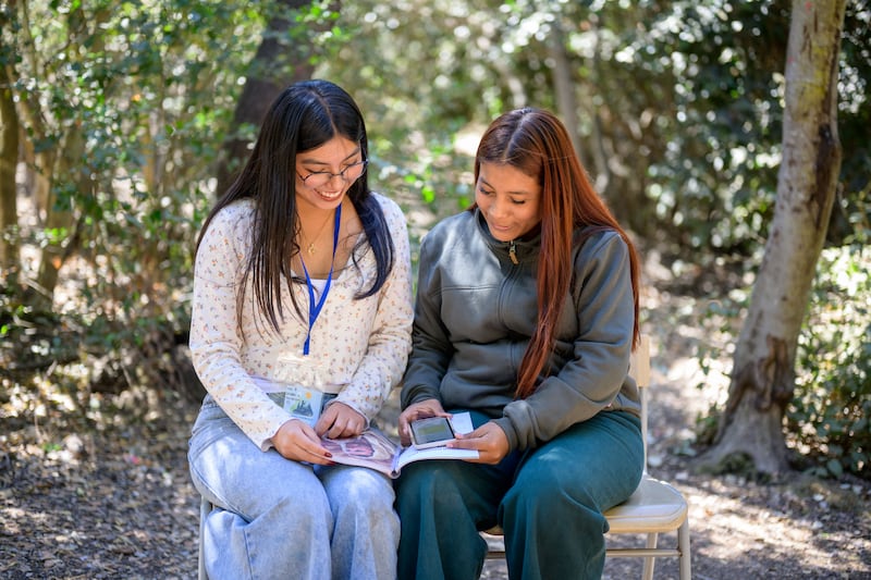 Duas mulheres jovens estudam durante uma conferência Para a Força da Juventude no Chile em 10 de fevereiro de 2026.