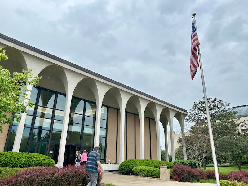 Os visitantes entram no Centro de Visitantes da Independência em Independence, Missouri, em maio de 2026.
