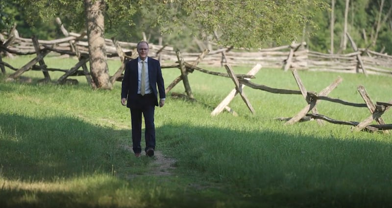 O presidente de BYU–Pathway Worldwide, Brian K. Ashton, fala a partir do Sacred Grove Historic Site em Palmyra, New York, durante um devocional transmitido para os alunos na sexta-feira, 4 de setembro de 2026.