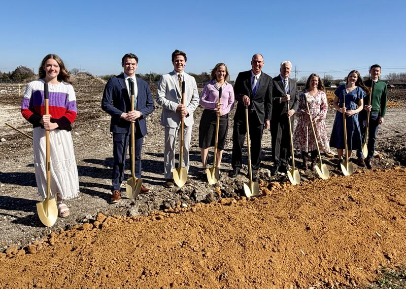 Elder Jonathan S. Schmitt — Setenta Autoridade Geral e primeiro conselheiro da presidência da Área Sudoeste dos Estados Unidos, o quinto da esquerda — e sua esposa, Sister Alexis Schmitt, a quarta da esquerda, preparam-se para virar cerimonialmente o solo no local do Templo de Fairview Texas com os líderes e membros locais da Igreja em Fairview, Texas, no sábado, 21 de fevereiro de 2026.