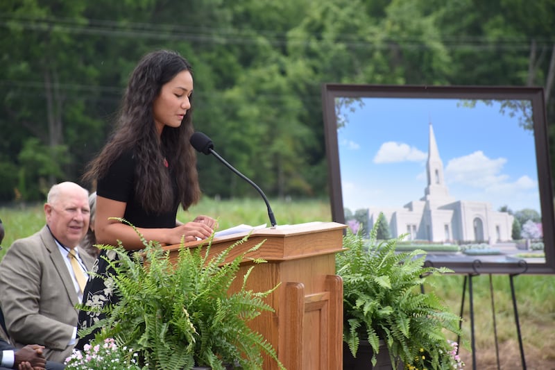 Taianna Yandall fala na cerimônia de abertura de terra para o Templo de Springfield Missouri.