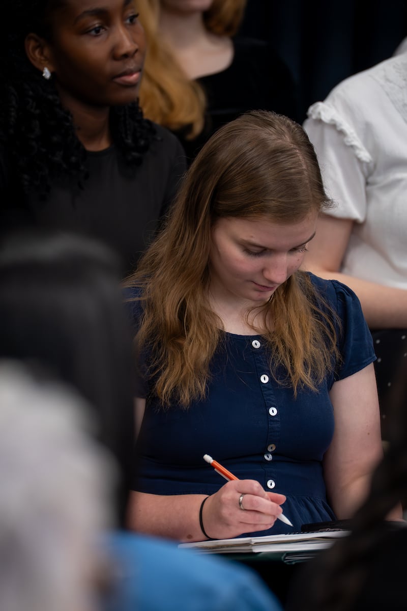 Uma jovem toma notas enquanto Elder K. Brett Nattress, um Setenta Autoridade Geral, realiza o devocional de Ensign College na terça-feira, 24 de março de 2026.