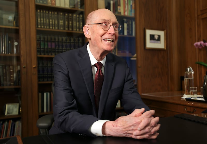 Presidente Henry B. Eyring posa para uma foto em seu escritório no Edifício de Administração da Igreja em Salt Lake City na quarta-feira, 26 de abril de 2023, ao se aproximar de seu aniversário de 90 anos.