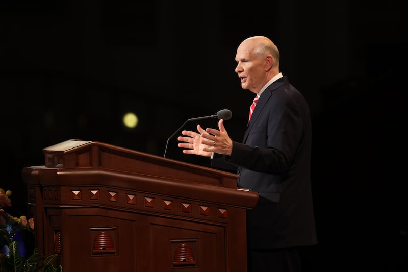 Élder Dale G. Renlund, do Quórum dos Doze Apóstolos, discursa durante a sessão da manhã de sábado da 192ª Conferência Geral Semianual de A Igreja de Jesus Cristo dos Santos dos Últimos Dias, em 1º de outubro de 2022.