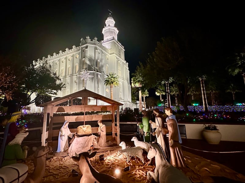 Luzes de Natal e decorações em exibição no Templo de St. George, St. George, Utah, na quarta-feira, 10 de dezembro de 2025.