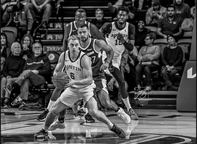 Parker Van Dyke joga pelo Austin Spurs em um jogo contra o Santa Cruz Warriors em 2025.