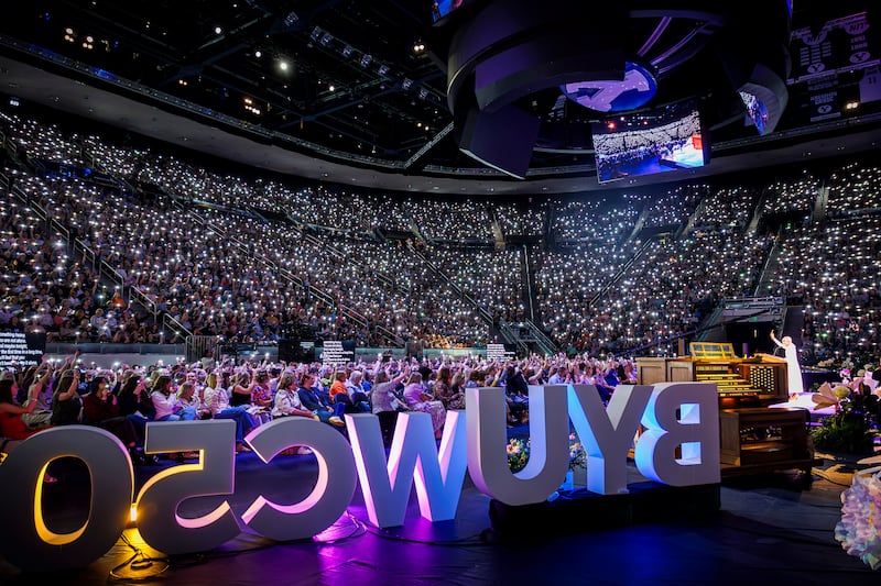 Mulheres enchem o Marriott Center em Provo, Utah, para uma sessão com a irmã Tamara W. Runia, primeira conselheira da presidência geral das Moças, como parte da Conferência das Mulheres da BYU de 2026 na quarta-feira, 29 de abril de 2026.