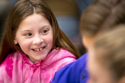 Brianne Christesen sorri ao conversar com outros jovens da ala Willow Creek 6, estaca Sandy Utah Willow Creek, enquanto se reúnem para jogar na quarta-feira, dia 22 de janeiro, 2020.