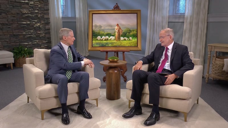 Élder David A. Bednar e Élder Patrick Kearon do Quórum dos Doze Apóstolos falam em um vídeo intitulado "O Sábado e a Reunião Solene de Sacramentos", projetado para ser assistido em alas e ramos no domingo, 6 de setembro de 2026.
