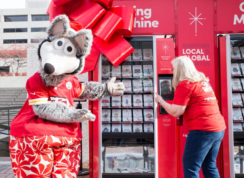 O mascote do Kansas City Chiefs, KC Wolf, ajuda a inaugurar as Máquinas de Doações no Crown Center em Kansas City, Missouri, em 30 de novembro de 2021