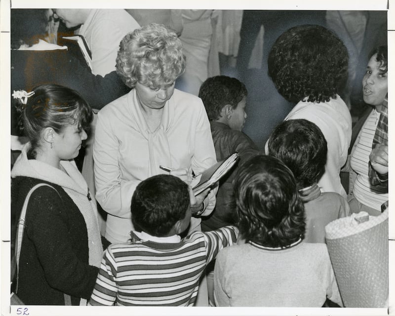 Pat Wood, acima, assina autógrafos para jovens após concertos em São Paulo, Brasil, em 1981.