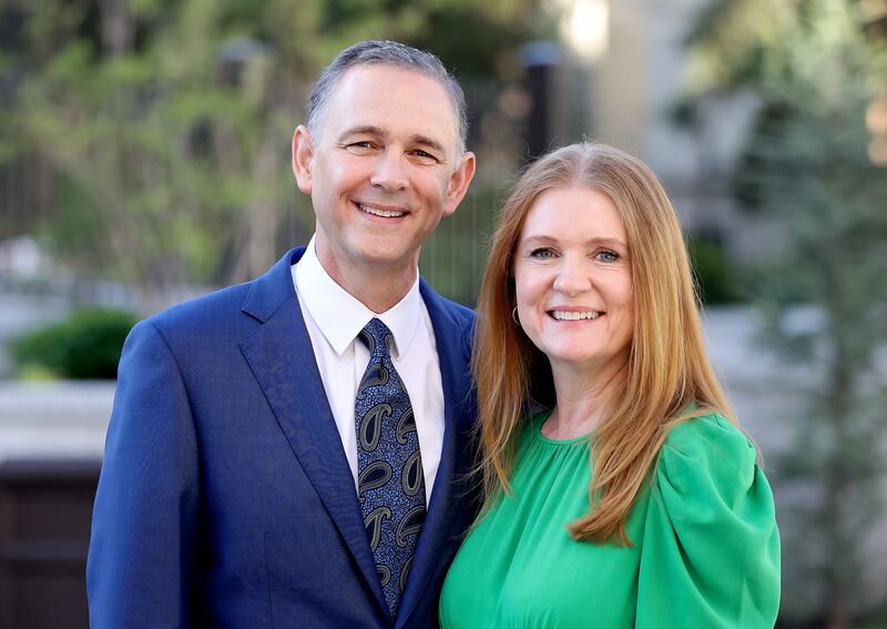 Élder Alexander Dushku e sua esposa, a irmã Jennifer Burnham Dushku, posam para uma foto na praça do Edifício de Escritórios da Igreja em Salt Lake City na sexta-feira, 25 de agosto de 2023. Élder Dushku foi apoiado como Setenta Autoridade Geral na conferência geral de outubro de 2023.