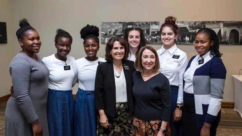 A irmã Jayne Corbitt posa para uma foto com missionários em Gaborone, Botswana, em 2 de novembro de 2022.