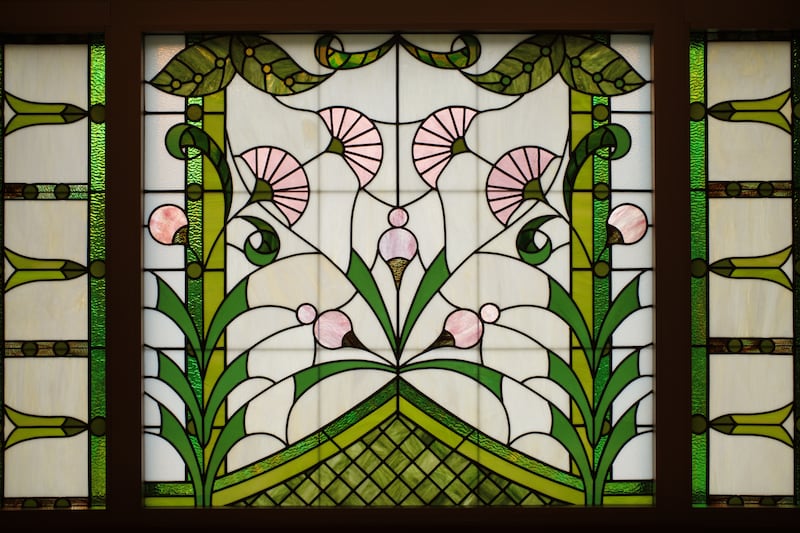 Uma janela de vitral do Templo de Davao Filipinas.
