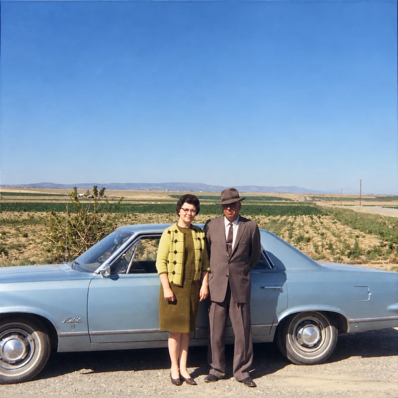 Evan e Alta Beus tiram uma foto na frente de sua nova fazenda em Othello, Washington, por volta de 1958.