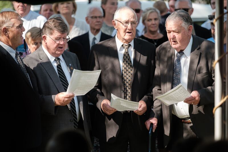 Reginald, Fenton, David e Steven Terry, irmãos da irmã Patricia Terry Holland, cantam durante uma cerimônia no cemitério de St. George, Utah, no sábado, 29 de julho de 2023. A irmã Holland morreu na quinta-feira, 20 de julho, aos 81 anos.