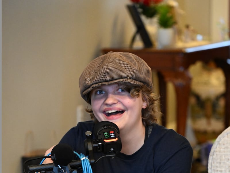 Paige Olsen — vencedora da categoria de design pitch no All-American High School Film Festival — posa para uma foto enquanto filma um documentário sobre a vida de seu avô em Perry, Utah, fevereiro de 2025.