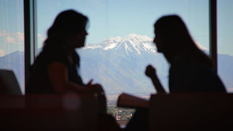 Missionários visitam com as Montanhas Wasatch ao fundo durante a filmagem de um novo vídeo no Centro de Treinamento Missionário de Provo.