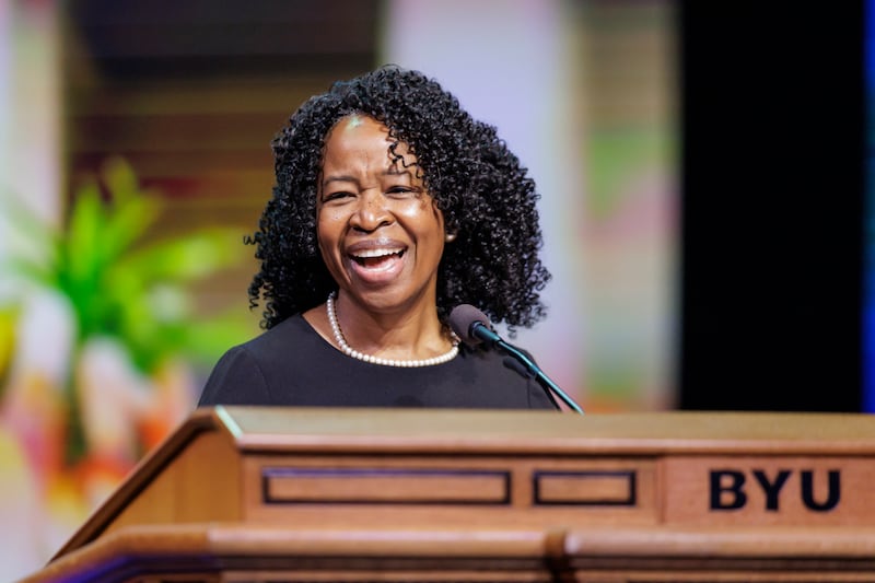 Ruth L. Okediji, professora na Faculdade de Direito de Harvard, fala em um fórum da BYU no Marriott Center em Provo, Utah, na terça-feira, 30 de janeiro de 2024.