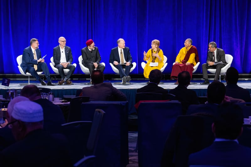 Os painelistas discutem a liberdade religiosa no Global Faith Forum de Washington, D.C., na terça-feira, 3 de fevereiro de 2026.