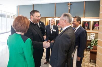 Élder Ulisses Soares, do Quórum dos Doze Apóstolos, caminha com o padre James Misko, vigário geral da diocese Católica de Austin, em 18 de outubro de 2019.
