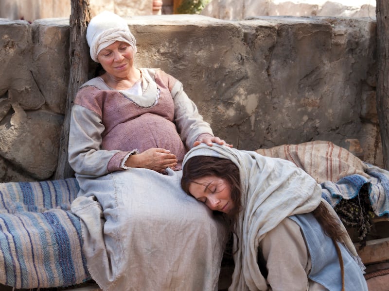 Maria, mãe do Salvador, visita sua prima Isabel, que também está grávida, conforme retratado em uma cena dos Vídeos da Bíblia.
