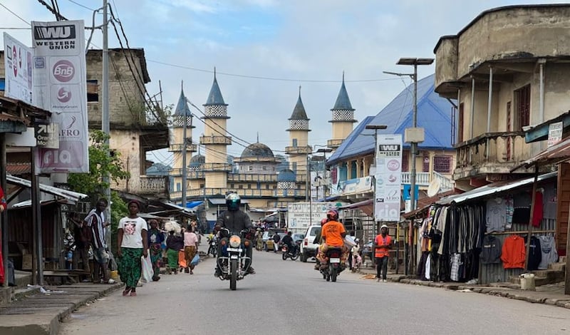 Uma mesquita é vista pelas ruas de Koidu, Serra Leoa, no início de 2026.