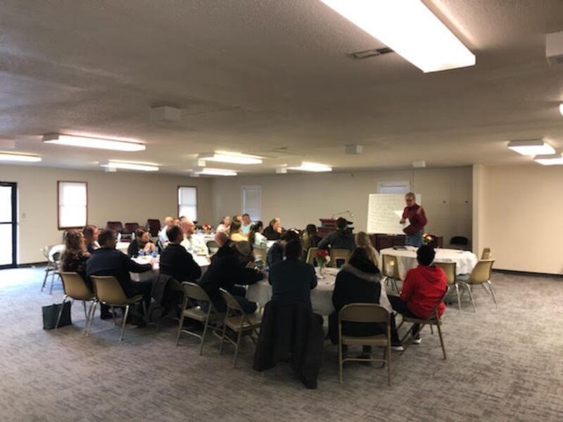 O conselho da Ala Cape Girardeau se reúne no novo espaço temporário da unidade, em um prédio que abrigava uma faculdade de negócios em Cape Girardeau, Missouri, em fevereiro de 2022. A ala vinha se reunindo em vários lugares, depois que um incêndio destruiu sua capela em abril de 2021.