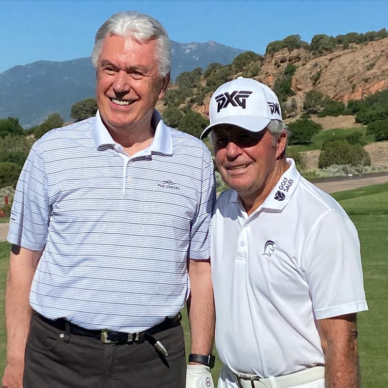 O legendário golfista, Gary Player, joga golfe com Élder Dieter F. Uchtdorf, do Quórum dos Doze Apóstolos, no Campo de Golfe Red Ledges, a leste de Heber City, Utah, em 25 de junho de 2021.
