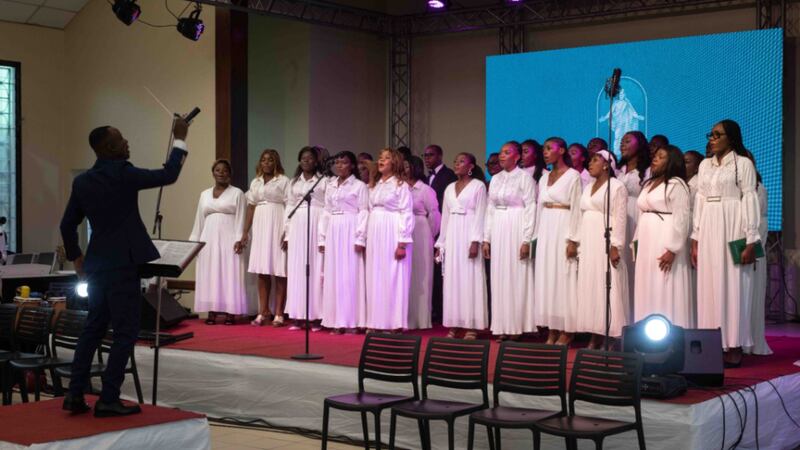 Um coro multiestacas se apresenta no concerto #SejaALuzDoMundo, realizado na sede da Estaca Kinshasa República Democrática do Congo, em 2 de dezembro de 2023.