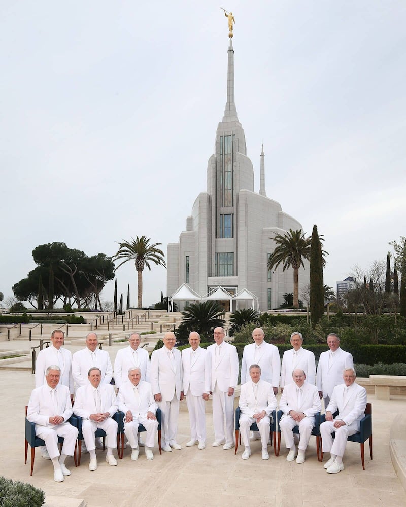 Cada membro da Primeira Presidência e do Quórum dos Doze Apóstolos posa para uma fotografia icônica do lado de fora do Templo de Roma Itália em Roma, Itália, na segunda-feira, 11 de março de 2019.