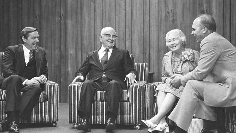Jeffrey R. Holland, à esquerda, e Dallin H. Oaks, à direita, conversam com o Presidente Spencer W. Kimball e sua esposa, a irmã Camilla Kimball.