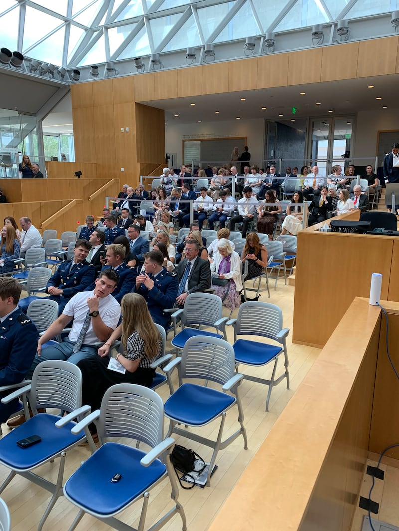 Família e amigos assistem ao serviço de formatura dos Santos dos Últimos Dias no Polaris Hall no campus da USAFA em Colorado Springs, Colorado, domingo, 24 de maio de 2026.
