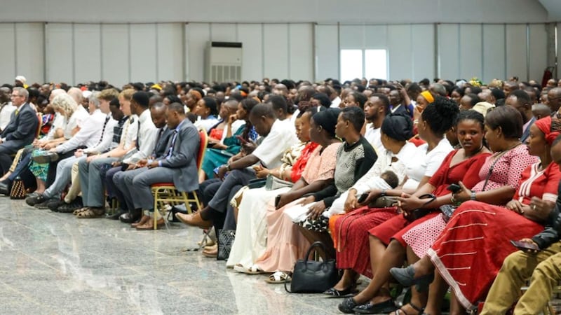 Membros de A Igreja de Jesus Cristo dos Santos dos Últimos Dias de Ruanda participam de um devocional com o Élder David A. Bednar em Kigali, Ruanda, 17 de março de 2026.