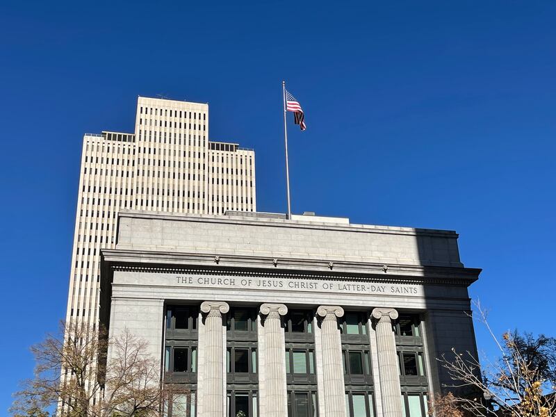 O Edifício da Administração da Igreja, em primeiro plano, e o Edifício do Escritório da Igreja em Salt Lake City são mostrados na terça-feira, 4 de novembro de 2025.