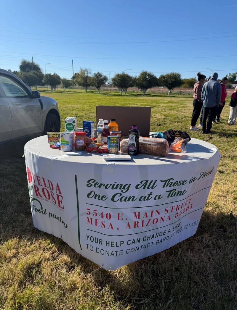 Uma mesa com alimentos doados foi montada para os participantes contribuírem com doações adicionais de alimentos à despensa de alimentos metodista local após o segundo Northeast Mesa Grocery Run anual em Mesa, Arizona, em 21 de fevereiro de 2026.