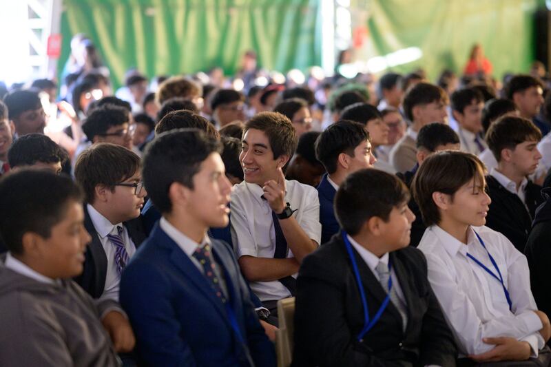 Jovens ouvem e interagem durante uma sessão das conferências Para o Vigor da Juventude na Área América do Sul Sul no início de 2026.