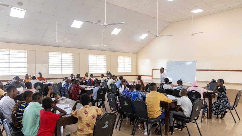 Uma aula de Succeed in School é realizada em Freetown, Serra Leoa, na quarta-feira, 26 de agosto de 2026.