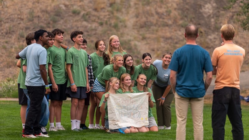 Conselheiros de jovens adultos e seu grupo de jovens posam para uma foto na conferência Para a Força da Juventude em Kamloops, Colúmbia Britânica, em agosto de 2026.