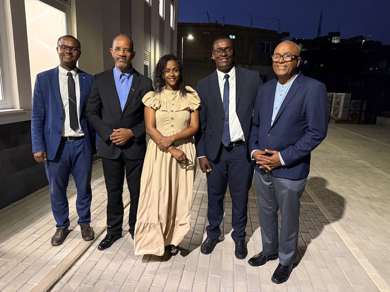 Líderes locais da Igreja e líderes do governo tiram uma foto juntos na noite em que a nova Capela Eugenio Lima foi dedicada no sábado, 11 de abril de 2026.