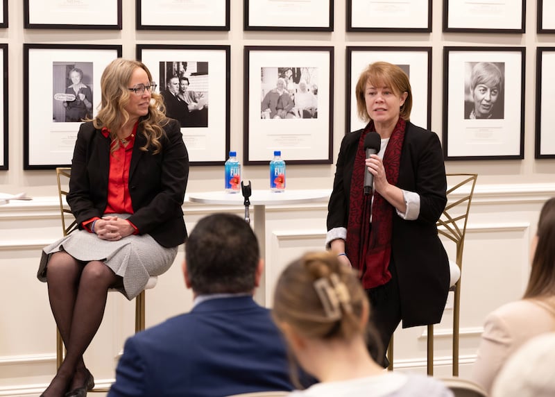 Sharon Eubank, a diretora cessante de Serviços Humanitários da Igreja, e Elissa Gifford, a diretora entrante, participam do painel em Washington, D.C., na quarta-feira, 18 de março.
