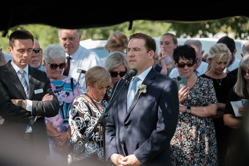 David F. Holland, filho mais novo de Élder Jeffrey R. Holland, do Quórum dos Doze Apóstolos de A Igreja de Jesus Cristo dos Santos dos Últimos Dias, e da Irmã Patricia Terry Holland, prepara-se para oferecer a oração dedicatória no local de descanso de sua mãe no cemitério de St. George, Utah, no sábado, 29 de julho de 2023. A irmã Holland faleceu na quinta-feira, 20 de julho, aos 81 anos.