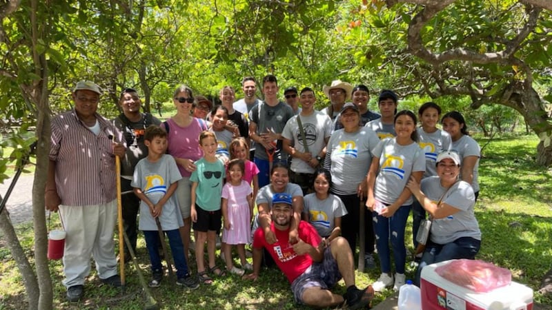 Membros da ala Rivas na Estaca Jinotepe Nicarágua participam de um projeto de serviço em Rivas, Nicarágua, para celebrar o 70º aniversário da presença da Igreja no país, em setembro de 2023.