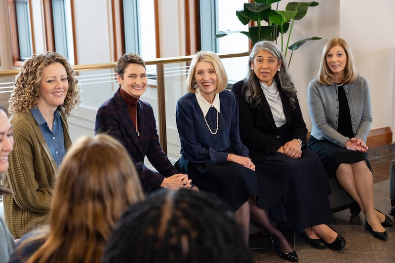 President Camille N. Johnson fala com o conselho geral consultivo da Sociedade de Socorro durante a gravação do devocional mundial da Sociedade de Socorro e vídeos adicionais disponibilizados no domingo, 8 de março de 2026.
