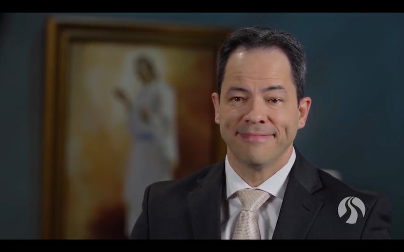 Elder Ronald M. Barcellos, um Setenta Autoridade Geral, fala aos alunos da BYU–Pathway Worldwide durante o devocional transmitido na sexta-feira, 6 de fevereiro de 2026.