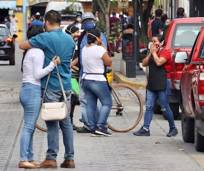 As pessoas reagem após um terremoto de 7,4 em Oaxaca, México, na terça-feira, dia 23 de junho de 2020. O terremoto, que teve seu epicentro perto do resort de Huatulco, no sul do México, sacudiu edifícios na Cidade do México e fez com que milhares de pessoas fossem para as ruas.