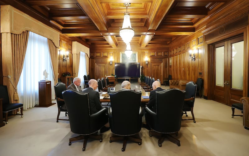 Presidente Russell M. Nelson, ao centro, e seus conselheiros, Presidente Dallin H. Oaks, primeiro conselheiro na Primeira Presidência, e Presidente Henry B. Eyring, segundo conselheiro na Primeira Presidência, participam de uma reunião no Edifício Administrativo da Igreja em Salt Lake City na quarta-feira, 16 de junho de 2021. À esquerda está Élder Brook P. Hales, secretário da Primeira Presidência.