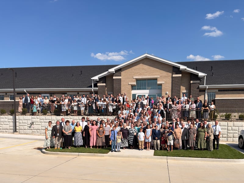 Membros de A Igreja de Jesus Cristo dos Santos dos Últimos Dias tiram uma foto do lado de fora do novo Centro de Estaca de Cape Girardeau, Missouri, no dia da sua dedicação, sábado 19 de setembro de 2026.