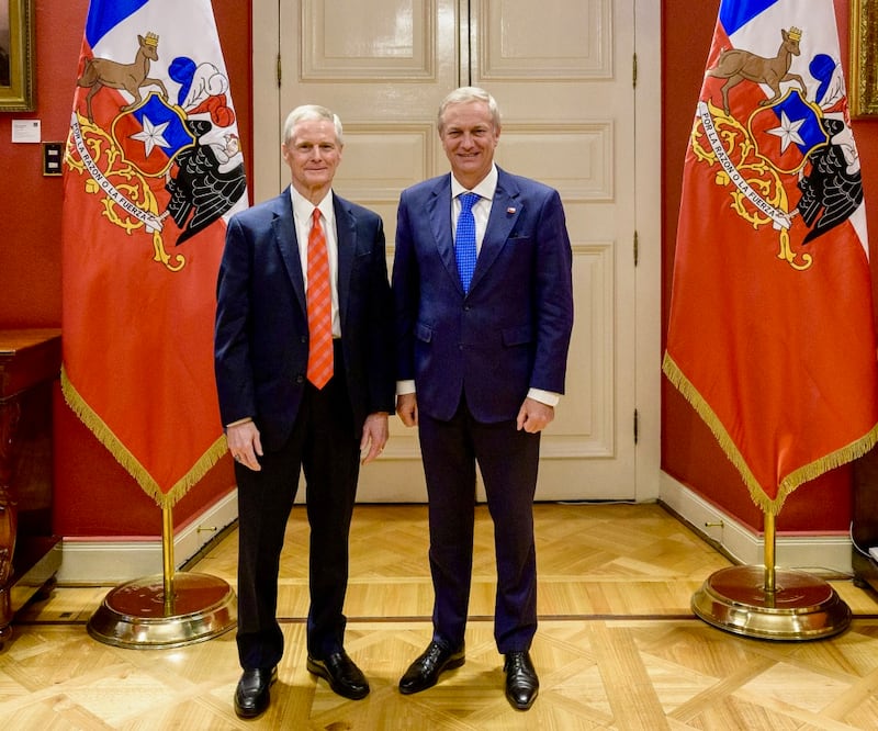 Elder David A. Bednar reúne-se com o Presidente chileno José Antonio Kast no Palácio de La Moneda em Santiago, Chile, em 18 de maio de 2026.