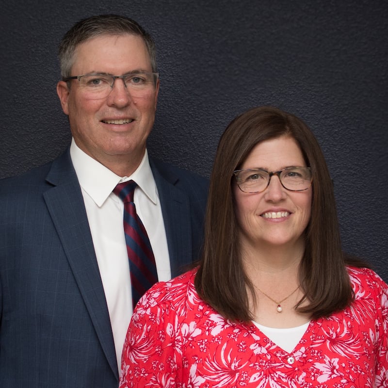 James N. Wadsworth e Kimberly Wadsworth, que servirão como presidente e companheira da Missão Colorado Colorado Springs começando em julho de 2026.